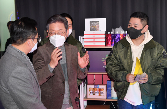 이재명 민주당 대선후보가 30일 서울 중구 서울스퀘어에 위치한 기업형 메이커 스페이스 'N15'를 방문해 류선종(오른쪽) 대표의 안내를 받으며 공간을 살펴보고 있다. 국회사진기자단=연합뉴스